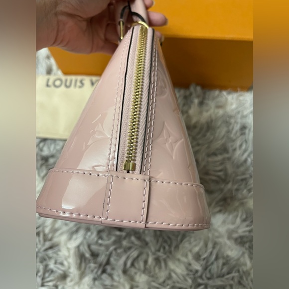 ****** SOLD ****** Louis Vuitton Vernis Rose Ballerine Alma
BB - Picture 9 of 13